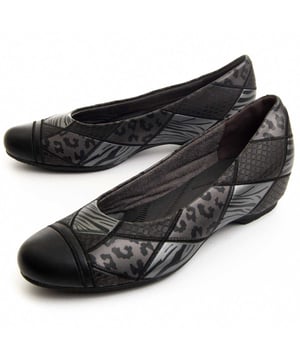 Mocasín femenino cómodo. Ajuste confortable. Plantilla acolchada. Suela antideslizante. Costura reforzada. Fabricado por otras marcas para nuestra marca. Tamaño aproximado: cuña interna de 4 cm.