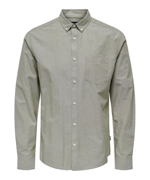 Dit elegante herenoverhemd maakt indruk met zijn moderne slim fit snit, die zorgt voor een slank en stijlvol silhouet. De klassieke button-down kraag geeft het overhemd een tijdloze touch, terwijl de doorlopende knoopsluiting zorgt voor eenvoudige bediening. De verstelbare manchetten met 2 knopen bieden flexibiliteit en zorgen voor een pasvorm op maat. Het overhemd is gemaakt van Oxford stof van hoge kwaliteit en belooft een hoog niveau van comfort en duurzaamheid. Het is perfect voor zowel formele gelegenheden als dagelijks gebruik en kan op verschillende manieren worden gecombineerd. De stof voelt aangenaam aan op de huid en biedt de hele dag optimaal comfort. Een must-have voor de stijlbewuste man die waarde hecht aan kwaliteit en elegantie. Met dit overhemd ben je altijd goed gekleed en sla je bij elke gelegenheid een uitstekend figuur.