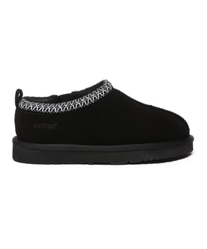 Verhoog uw casual stijl moeiteloos met Wigeon Pantoffels, vervaardigd voor comfort en duurzaamheid met een waterafstotende coating om u stijlvol gezellig te houden in elke omgeving, van binnen tot buiten.