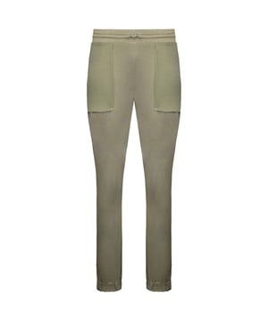Estos pantalones de chándal combinan comodidad, versatilidad y un diseño contemporáneo, lo que los convierte en un complemento esencial para tu armario athleisure.

El pantalón Venture Track Pants tiene un corte relajado y ajustado que proporciona una silueta favorecedora y facilita los movimientos. Están confeccionados en un tejido de alta calidad, suave y resistente, que garantiza el máximo confort y una larga duración. El color gris musgo añade un toque de sofisticación a tu atuendo, lo que hace que estos pantalones de chándal sean adecuados tanto para entrenar como para vestir de forma informal.

Diseñados con la funcionalidad en mente, los Venture Track Pants están equipados con características prácticas. Tienen una cintura elástica con cordón ajustable, que permite un ajuste personalizado y seguro. Los bolsillos laterales permiten guardar cómodamente pequeños objetos, como las llaves o el teléfono, mientras te desplazas.

Ya sea para ir al gimnasio, salir a correr o simplemente hacer recados, estos pantalones de chándal ofrecen versatilidad y estilo. Combínalos con una camiseta de entrenamiento para un look deportivo, o vístelos con una camiseta informal o una sudadera con capucha para un conjunto relajado pero conjuntado.

El logotipo de Gymshark, discretamente visible, añade un toque de autenticidad y estilo deportivo a los Venture Track Pants. Esta sutil marca acentúa la estética moderna y actual de la prenda.

Mejora tu estilo deportivo con los pantalones de chándal Gymshark Venture para mujer en gris musgo. Experimenta la combinación perfecta de comodidad, estilo y versatilidad en tus actividades diarias. Tanto si vas al gimnasio como si simplemente disfrutas de un día al aire libre, estos pantalones de chándal proporcionan la combinación definitiva de moda y funcionalidad.