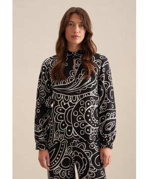 Vervollständigt Ihr Outfit und darf in keiner Garderobe fehlen: Diese Stehkragenbluse aus der "The Statement Prints" Kollektion von Seidensticker überzeugt durch feminine Eleganz. Leinen wird mit hoher Dichte gewebt und ergibt daher ein extrem widerstandsfähiges Material. In Kombination mit 100% Leinen ist sie bestens geeignet für pflegeleichte Business-Outfits. Durch ihren Schnitt in Modern fit liegt die Stehkragenbluse nicht so eng und eher leger an und schafft so einen optimalen Komfort beim Tragen. Das schicke Druck-Muster ist eine stilvolle Ergänzung. Zeitloser Chic gepaart mit modernem Selbstbewusstsein - eine elegante Bluse für viele Gelegenheiten. Bei dieser Langarm-Stehkragenbluse werden Stilsicherheit und Eleganz hervorgehoben. Ein Rundhals-Ausschnitt sowie ein Stehkragen betonen den nostalgisch-smarten Charakter. Edle Perlmuttknöpfe wirken als unaufdringliche Details.
