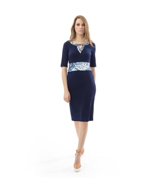 In diesem eleganten Kleid von Conquista können Sie nahtlos vom Schreibtisch zum Abendessen übergehen. Der auffällige Print verleiht diesem raffinierten Stück eine auffällige Dimension, während die taillierte Silhouette für figurschmeichelnde Perfektion sorgt. Tragen Sie es mit Ihren Lieblingsschuhen für ein ultraschickes Finish.  Abgebildetes Model ist 178cm groß und trägt Größe 36/S. Kleid CONQUISTA aus unifarbenem Stoff, Rundhalsausschnitt, Ärmel bis zum Ellenbogen, Stoffdruck am Ausschnitt und an der Taille, Schlitz am Rücken, taillierte Silhouette und Länge über dem Knie.