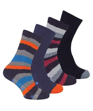 Sock Snob 4-pack dikke, knusse sokken voor heren zijn de perfecte keuze voor degenen die wat extra warmte en comfort in hun leven nodig hebben. Deze luxueus zachte, dikke en pluizige bedsokken houden je voeten behaaglijk thuis, hoe koud het buiten ook is. Deze zachte en pluizige bedsokken zijn geweldig om je voeten de hele wintermaanden warm te houden. antislipgrippers op de zool van de sok om uitglijden en vallen op harde houten oppervlakken te voorkomen, voor extra grip. Dik en super warm, deze sokken zijn perfect voor koud weer. Ze zijn ontworpen met dikkere stof om ervoor te zorgen dat ze lang meegaan en duurzaam genoeg zijn om herhaaldelijk gebruik te weerstaan. Trek ze aan na een lange dag en breng een avond ontspannen thuis door. Deze sokken zijn verkrijgbaar in 3 verschillende kleurencombinaties, zodat je het perfecte paar voor jou kunt kiezen: grijs/blauw, zwart/oranje strepen en blauw/ Rode strepen. Ze zouden zelfs een geweldig cadeau zijn voor de man in je leven om ze extra comfort en warmte te geven. Deze herensokken worden geleverd in 4 paar per verpakking en zijn verkrijgbaar in 3 kleuropties. Ze zijn gemaakt van: 98% polyester en 2% elastaan, zijn one size heren: 39-45 EU en zijn volledig machinewasbaar. Extra product Details Knusherensokken 4 paar per verpakking Pluizig bedsokken Antislipgrijpers Dik en warm Gemaakt voor de winter Perfect Om thuis te ontspannen 3 kleuropties Een maat Heren: 39-45 EU Machinewasbaar