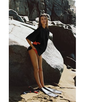 Impeccably crafted from premium organic cotton, this high-neck cut-out T-shirt features the signature LET’S SWIM shark graphic print peeking around the side of this piece. The unique cut-out design has an added drawstring which when pulled creates an asymmetric ruched effect  — the perfect throw-on-and-go piece, when wet or dry.