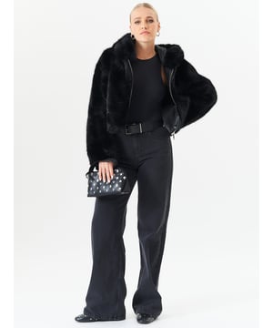 Mit der Cropped Faux Fur Jacket mit Reißverschluss an der Vorderseite sind Sie modisch auf der Höhe der Zeit. Ihr elegantes Design und der luxuriöse Kunstpelz halten Sie den ganzen Winter über warm und stilvoll. Der Reißverschluss auf der Vorderseite verleiht ihr einen Hauch von Eleganz und macht sie perfekt für jeden modebewussten Menschen.