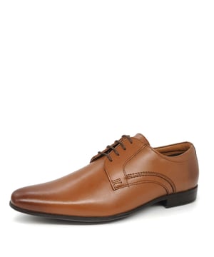 El zapato Thomas Crick Ormond, de color tostado pulido, es un modelo sencillo y elegante con un aspecto atemporal que es un accesorio imprescindible para el caballero moderno. Con una parte superior de cuero de lujo, una apariencia elegante y un diseño clásico, estos zapatos de vestir son elegantes y cómodos gracias a la plantilla acolchada y la suela exterior texturizada.