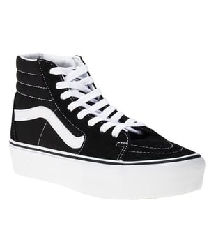 Estas zapatillas Sk8-hi de Vans son el epítome del estilo skate de la vieja escuela con una vista de plataforma. Estas zapatillas de deporte de plataforma alta tienen una parte superior negra y la legendaria franja blanca de Vans en el lateral. Estas zapatillas cuentan con el logotipo exclusivo para una apariencia moderna y están terminadas con amortiguación en el tobillo para mayor comodidad y una suela de goma con plataforma vulcanizada para un buen agarre y altura adicional.