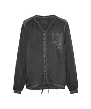 Deze blouse met borstzak voor dames is een veelzijdige basic. De tuniekhals eindigt in een doorlopende knoopsluiting. Aan de zoom zit een strikband waarmee de wijdte naar wens kan worden aangepast. De lange mouwen hebben manchetten met knopen en interne knoopsluitingen, zodat de mouw kan worden opgerold en vastgezet. De bijzondere oliegeverfde kleuring geeft de blouse een heel bijzondere uitstraling. De grote labelversiering op de achterkant en de twee kleinere prints op de borstzak en boven de zoom zijn afgerond met strass-steentjes.