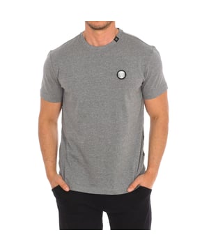 Plein Sport T-shirt met korte mouwen.
 Ronde hals met geribde afwerking.
 Merkembleem op de voorkant.
 Merkbadge op de achterkant.
 Naden in toon zichtbaar.
 Samenstelling: 100% katoen
 Onderhoud:
Wassen op maximum temperatuur 30º.
 Strijken op middelhoge temperatuur.
 Geen droger gebruiken.
 Geen bleekmiddel gebruiken.
 Niet chemisch reinigen.