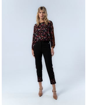 El pantalón con flores Inés bordadas a mano con brillantes de colores te hará deslumbrar este invierno. Combínalo con blusas estampadas para conseguir un look único y sofisticado.
  
  
  
  
  
  Pantalón con aplique de terciopelo y bordado a mano.