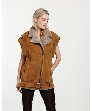 Een chique en stijlvolle bodywarmer met alle juiste details. De jas heeft zakken aan beide zijkanten, een schuine ritssluiting, schouderbanden en een ingebouwde riem die naar wens vastgemaakt of losgelaten kan worden.