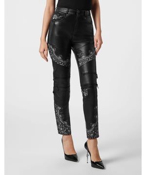 Atrévete a ser atrevido con estos pantalones biker de 5 bolsillos en suave napa.   Napa   Bordado con estampado Paisley estilo bandana   Detalles pespunteados en la parte superior   Cremalleras decorativas   Hexágono de PP en un parche de piel saffiano cosido en el bolsillo trasero derecho   Único botón joya de metal