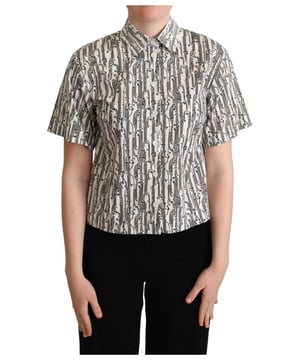 Marca: Dolce & Gabbana  
Estilo: Polo de manga corta con cuello  
Material: 100% algodón  
Color: Negro y blanco  
Diseño: Floral  
Cierre: Con botones en la parte frontal  
Longitud de la manga: Mangas cortas  
Detalles del logo  
Hecho en Italia