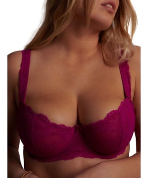 Aubade Danse Des Sens Half Cup Bra. With reinforced back construction, lycra lace trim/strip and a satin bow detail. The product is hand-wash only.