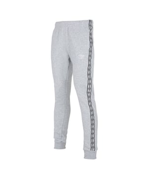De Umbro Taped Men's Black Track Pants is een stijlvolle en comfortabele keuze voor zowel sportieve activiteiten als vrijetijdskleding. Deze trainingsbroek combineert functionaliteit en mode, zodat je met gemak kunt bewegen terwijl je een strakke en sportieve look behoudt.

Deze trainingsbroek is gemaakt van hoogwaardige materialen en voelt zacht en comfortabel aan op de huid. De stof is duurzaam en ademend, voor optimaal comfort en ademend vermogen tijdens de training of dagelijkse activiteiten.

Opvallend aan deze trainingsbroek zijn de afgezette details langs de zijkanten. De tape-accenten voegen een vleugje stijl en visuele interesse toe en verbeteren het algehele ontwerp. Ze geven ook een knipoog naar het sportieve erfgoed van Umbro en geven de broek een dynamische en atletische look.

Met een elastische tailleband en verstelbaar trekkoord biedt deze trainingsbroek een stevige en aanpasbare pasvorm. De geribde boorden zorgen ervoor dat de broek op zijn plaats blijft, zodat je onbeperkt kunt bewegen.

Of je nu gaat sporten, hardlopen of gewoon lekker luieren, de Umbro Taped Men's Black Track Pants is een veelzijdige keuze die comfort en stijl combineert. De combinatie van kwaliteitsconstructie, comfortabele pasvorm en modieus ontwerp maakt ze een betrouwbare en trendy toevoeging aan je garderobe. Geef je atletische stijl een boost met deze strakke en sportieve trainingsbroek van Umbro.