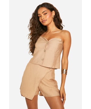 A pair of shorts that resemble a skirt...what more could a girl want? Designed to give you a bit more freedom while still looking cute, this skort is the perfect combination of style and practicality. From floaty skorts for summer days to white skorts perfect for showing off those bronzed pins, just team with chunky trainers and a crop top and your go-to off duty look is sorted. Summer styling has literally never been this easy. From trending cargo skorts to floaty printed options, shop it all on boohoo.Style: SkortsDesign: PlainFabric: Linen lookLength: Short