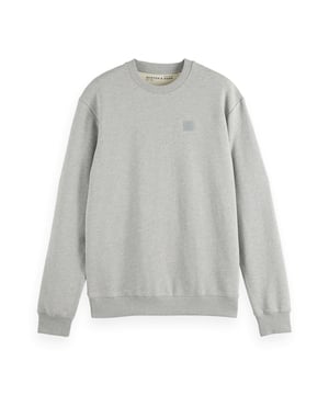 Tauchen Sie ein in luxuriösen Tragekomfort mit dem Herren Langarmshirt von Scotch & Soda. Dieses stilvolle Stück besticht durch seinen eleganten Rundhalsausschnitt und sorgfältig gearbeitete Rippbündchen an Ausschnitt, Ärmeln und Saum. Der dezente Logo-Aufnäher verleiht dem Shirt eine unverkennbare Note und zeugt von exquisiter Handwerkskunst.  Gefertigt aus hochwertigen Materialien bietet dieses Langarmshirt nicht nur eine exzellente Passform, sondern auch einen hohen Tragekomfort, der den ganzen Tag anhält. Ideal für jede Gelegenheit - ob für den entspannten Freizeitlook oder als Teil eines schicken Casual-Outfits.  Setzen Sie ein stilvolles Statement und genießen Sie die perfekte Kombination aus Komfort und Design. Dieses Langarmshirt von Scotch & Soda ist der Inbegriff von moderner Eleganz und wird schnell zum unverzichtbaren Favoriten in Ihrer Garderobe. Perfektionieren Sie Ihren Look mit einem Hauch von Luxus und zeitlosem Stil.