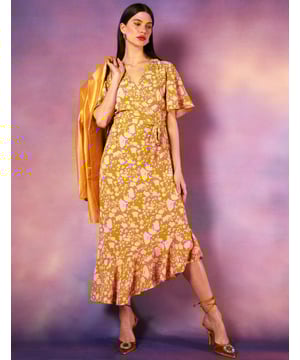 This lightweight midi dress will be an essential for your summer wardrobe. Flare fit, floral print and angel sleeves will keep you cool when things start to heat up. Pair with pair of sandals for a chic summer look.