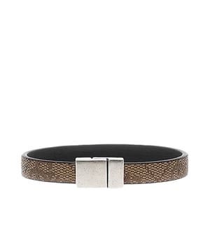 Armband Guess Logo 4G Herren Braun Leder. Authentische Bagagerie der Marke Guess - Streetwear/Sportswear Design von Guess - Guess für Herren, modisch und perfekt für den Alltag - Das braune Guess-Armband passt perfekt zu Ihrer Garderobe - bequeme Ledertextur - klassisch - 4G-Logo -