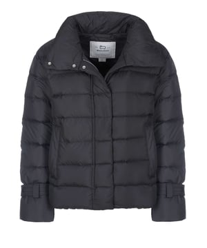 100% poliéster; chaqueta de lana;  Modelo: CFWWOU0906FRUT2635 100;  Mano de obra de alta calidad;  cuello alto;  Cremallera bidireccional oculta con broches;  forro hacia abajo;  Dos bolsillos laterales con botones a presión;  Tirantes ajustables en las mangas;  Detalles del logotipo de Woolrich.