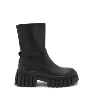 The KG Kurt Geiger Tegan sock boot feature a black upper with soft ankle for slip on ability. The sole is moulded with multiple KG Kurt Geiger logos. There is also a contrast KG Kurt Geiger branded tab.
