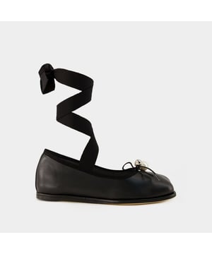 Colores: NEGRO - NEGRO/PERLA. Material principal: piel de ternero lisa. Material del forro: cuero. Cierre: lazos en el tobillo. Forma de la punta: tabi. Ajuste: fiel a la talla - Talla: