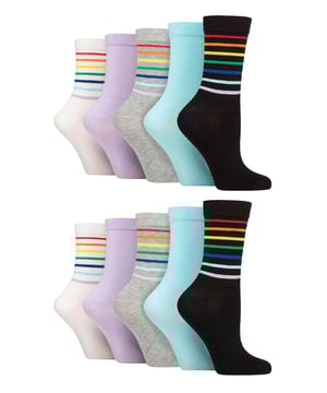 Verfris uw sokkencollectie met een vleugje kleur en plezier door deze bamboesokken met Wildfeet-patroon toe te voegen. In elke verpakking krijg je 10 paar sokken waar voor je geld, zodat je sokkenla nooit saai wordt. Ze zijn ook voorzien van een glad en fijn weefsel, waardoor ze een luxueus gevoel geven op je huid. De bamboerijke mix biedt uitzonderlijke zachtheid en comfort, ze hebben ook een zijdezacht gevoel dat onweerstaanbaar zacht is. Dankzij hun superieure kwaliteit zijn deze sokken perfect voor dagelijks gebruik, zodat je voeten de hele dag soepel en comfortabel blijven. De lichtgewicht, ademende gebreide vezels voeren op natuurlijke wijze vocht af, waardoor je voeten droog en comfortabel blijven. Bovendien helpt de thermoregulerende aard van bamboe om een ​​koele en verfrissende omgeving voor je voeten te behouden, waardoor overmatig zweten en geurtjes worden voorkomen. Extra duurzaam, de tenen en hielen van deze bamboesokken zijn versterkt. Bamboe is ook milieuvriendelijk en duurzaam, en in combinatie met de gerecyclede papieren verpakking voor deze sokken zijn ze een duurzamere keuze voor je collectie. Wild Feet is een assortiment sokken met coole ontwerpen, opvallende kleuren en eigenzinnige slogans - van mopshonden en pinguïns tot leeuwen en lama's! Kies uit een reeks stijlen voor heren en dames, van jurkjes tot sportsokken. Er zijn zelfs enkele sportieve stijlen beschikbaar! Deze sokken zijn verkrijgbaar in 5 patronen: luipaard, bloemen, stippen, regenboog of stippen. Ze zijn verkrijgbaar in één maat: dames 37-42 EU, zijn gemaakt van 70% viscose (van bamboe), 28% polyester, 2% elastaan ​​en zijn wasbaar in de machine.