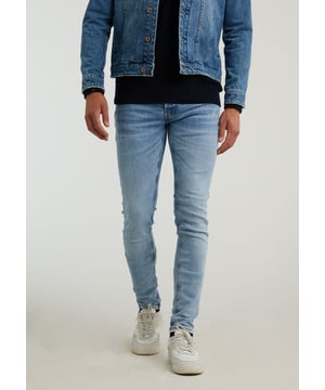 Ego Crawford Een frisse moderne zomerstijl deze is op nog eens op een milieuvriendelijk wijze gewassen. Mooie natuurlijk slijtage plekken. Deze licht blauwe jeans heeft een 5-Pocket jeans en een knoopsluiting.