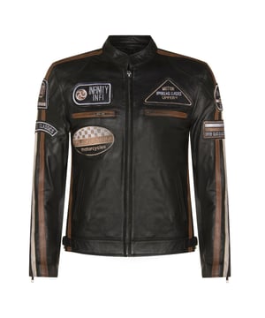 Afgewerkt met ons premium nappaleer en gedetailleerd met onze geborduurde vintage badges, hoeven raceliefhebbers niet verder te zoeken. De klassieke bikerstijl wordt naar een hoger niveau getild door de toevoeging van twee contrasterende racestrepen op de mouwen en een doordachte plaatsing van race-insignes om dit iconische kledingstuk te maken. Het jack blijft trouw aan zijn bikerroots met een klassieke korte kraag met tab en twee zakken met rits op de borst voor een traditionele look. Voor extra opbergruimte zijn er twee handzakken in de taille en nog eens twee compartimenten geïntegreerd in de voering, zodat deze jas even praktisch als stijlvol is. • 100% premium ultrazacht nappaleer. • Vier buiten- en twee binnenzakken • Racing-stijl strepen op elk van de mouwen van de jas • YKK-ritssluiting over de volledige lengte aan de voorkant • Geborduurde race-stijl badges op de voorkant en mouwen van de jas