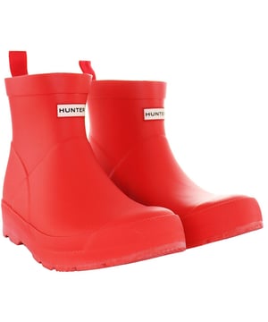 Maak kennis met de Hunter Play Kids Regenlaarzen, een onmisbare metgezel voor jonge avonturiers die houden van regenachtige dagen met stijl en enthousiasme. Deze laarzen combineren naadloos comfort, duurzaamheid en een levendig design, waardoor elk regenachtig avontuur een kans is om te spelen en te ontdekken. Hier zijn de belangrijkste kenmerken die deze regenlaarzen een must-have maken voor je kind:

 Speels Ontwerp:  De Hunter Play Kids Regenlaarzen hebben een speels en levendig ontwerp dat een vleugje vreugde toevoegt aan regenachtige dagen. De laarzen zijn verkrijgbaar in verschillende kleuren, zodat je kind zijn persoonlijkheid kan uitdrukken via zijn schoenen.

 Waterdichte prestaties:  Deze regenlaarzen zijn gemaakt van waterdicht rubber van hoge kwaliteit en houden kleine voetjes droog en comfortabel tijdens regenachtig weer. Ze zijn perfect om door plassen te stampen, in de modder te spetteren of over nat terrein te navigeren.

 Lichtgewicht en flexibel:  Deze laarzen zijn lichtgewicht en flexibel, zodat je er gemakkelijk en behendig mee kunt bewegen. Of je kind nu in plassen springt of door de regen rent, deze laarzen bieden het comfort en de vrijheid die ze nodig hebben.

 Trekgrepen:  Deze laarzen zijn voorzien van handige trekhendels, zodat kinderen ze gemakkelijk zelfstandig aan en uit kunnen trekken. Deze functie stimuleert het gevoel van zelfstandigheid en zelfredzaamheid.

 Duurzaam en veerkrachtig:  Gebouwd met de duurzaamheid waar Hunter bekend om staat, kunnen deze regenlaarzen de uitdagingen van actief spelen aan. Ze zijn veerkrachtig genoeg om de ontberingen van buitenavonturen te weerstaan terwijl ze hun levendige en speelse uitstraling behouden.

Moedig het gevoel van verwondering en spel van je kind aan met de Hunter Play Kids Regenlaarzen. Of het nu motregent of stortregent, deze laarzen zijn niet alleen praktisch, ze zijn een kleurrijke en betrouwbare metgezel voor de regenachtige avonturen van je kind.