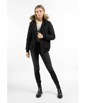 Diese lässige und winterfeste Jacke von DreiMaster Vintage begleitet Sie perfekt gestylt durch die kalte Jahreszeit. Hochgeschlossen wird der Reißverschluss von einer Druckknopfleiste verdeckt und harmoniert mit den schrägen Pattentaschen. Zudem hält ein wattiertes und modisch abgestepptes Innenfutter angenehm warm. Das hochwertige Material mit Baumwollanteil und das weiche Kunstfell an der Kapuze sowie zahlreiche Logo-Details verleihen der Jacke ihren ganz eigenen Look. Ein Finish bilden die Rippbündchen am Saum und an den Ärmelenden.  Winterparka