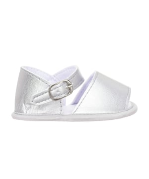 Flexibele babysandalen.
 Buitenkant van polyleer.
 Bandje over de wreef, met gespsluiting aan de zijkant.
 Zachte textiel binnenkant.
 Microvezel zool.
 Naden in toon zichtbaar.
 Samenstelling: Buitenkant: Polyleer; Binnenkant: Textiel; Zool: Textiel
 Onderhoud:
Reinigen met een natte doek.