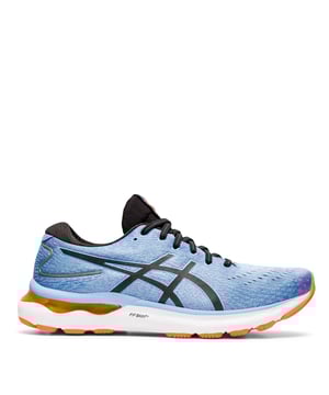 Zapatos de Correr Asics Gel Nimbus 24 para Hombre - Lleva tu entrenamiento de resistencia a otro nivel con los zapatos de correr GEL-Nimbus 24 para hombre de Asics. Este corredor neutral es 20 g más ligero que su predecesor, con una protección avanzada contra impactos para entrenamientos de alta milla y tecnología FF Blast Plus para un acolchado ligero con un despegue receptivo. Cuenta con 360 grados de acolchado con tecnología GEL para una gran absorción de impactos, con un sistema de acolchado Gel en la parte delantera y trasera del pie que permite el movimiento en diferentes planos a lo largo del ciclo de la marcha, y tecnología Trusstic System para una integridad estructural con menos peso. La suela descansa sobre una suela AHAR para una tracción de calidad y duradera, con goma ASICS LITE para una composición ligera y resistente con mayor sostenibilidad. La parte superior presenta una malla técnica para una buena transpirabilidad, con un plantilla OrthoLite X-55 para comodidad y más materiales reciclados utilizados para reducir las emisiones de carbono. El zapato termina con un diseño de color clásico, cierre de cordones, elementos reflectantes para mejorar la visibilidad en condiciones de poca luz y la clásica marca Asics. Parte superior de textil con forro de textil y suela sintética.