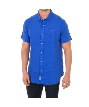 Camisa manga corta.
Color Azul
Cuello de solapa
Manga corta.
Cierre de botones en frontal.
Nombre de la marca bordado en frontal.
Costuras vistas a tono.

Composición:  100% Lino

Lavar máximo a 30ºC.
- Planchar a media temperatura, máx. 110ºC.
- Permite usar secadora.
- No usar lejía.
- No admite el  lavado en seco.