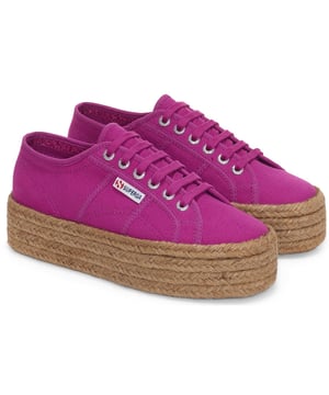 Een boho-chique kijk op de klassieker van Superga - deze seizoensgebonden 2790 gympen hebben een ademend en stevig bovenwerk van katoenen canvas, bovenop een geweven platte zool van touw. Het resultaat? Een modern silhouet in espadrille-stijl dat niet onopgemerkt zal blijven.