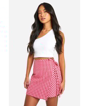 A pair of shorts that resemble a skirt...what more could a girl want? Designed to give you a bit more freedom while still looking cute, this skort is the perfect combination of style and practicality. From floaty skorts for summer days to white skorts perfect for showing off those bronzed pins, just team with chunky trainers and a crop top and your go-to off duty look is sorted. Summer styling has literally never been this easy. From trending cargo skorts to floaty printed options, shop it all on boohoo.Style: SkortsDesign: GinghamFabric: WovenLength: Short