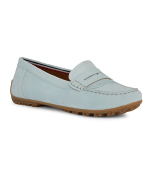 Kosmopolis + Grip is een lichtgewicht, flexibele en ademende loafer voor dames met een tijdloos ontwerp dat de grillen van de mode zal trotseren. Een perfect alledaags schoeisel met een bovenwerk van suède op een buitenzool met effectieve grip.
