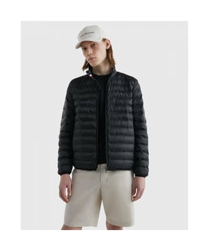 Heren jas van het merk Tommy Hilfiger in de kleur zwart. De jas is gemaakt van gerecycled polyester en heeft een normale pasvorm. Op de borst zit het iconische Tommy logo.  Merk: Tommy HilfigerModelnaam: Core Packable Circular JacketCategorie: heren jasMaterialen: gerecycled polyesterKleur: zwart