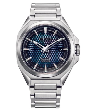 Die Citizen Series 8 Analog-Uhr für Herren ist das perfekte Zeitmessgerät zum Tragen oder Verschenken. Das silberne 40 mm runde Gehäuse in Kombination mit dem komfortablen Band aus silbernem Edelstahl sorgt dafür, dass Sie dieses beeindruckende Zeitmesser ohne Kompromisse genießen können. Angetrieben von einem hochwertigen Automatikwerk und wasserdicht bis 10 Bar wird Ihre Uhr im Takt bleiben. Diese Uhr hat ein automatisches Uhrwerk (wird durch jede Bewegung Ihres Handgelenks aufgeladen; benötigt nie eine Batterie). Diese Analog-Uhr verfügt über eine Kalenderfunktion: Datum, leuchtende Zeiger und leuchtende Zahlen. Hochwertiges Armband aus silbernem Edelstahl mit einer Länge von 21 cm und einer Breite von 21 mm, mit einem Klappverschluss mit Druckknopf. Gehäusedurchmesser: 40 mm, Gehäusehöhe: 11 mm, Gehäusefarbe: Silber und Ziffernblattfarbe: Blau.