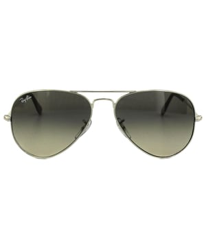 Ray-Ban Sonnenbrille Aviator 3025 003/32 Dégradé silbergrau 55mm wurde ursprünglich 1936 für amerikanische Militärpiloten entworfen und ist seitdem zu einem der kultigsten Sonnenbrillenmodelle der Welt geworden. Das zeitlose Design zeichnet sich durch den dünnen Drahtrahmen, große tropfenförmige Linsen und Feinmetalltempel mit Silikonspitzen und Nasenpolstern für eine individuelle und bequeme Passform aus. Dieses klassische Modell ist in verschiedenen Größen und einer Reihe von Farben erhältlich.
