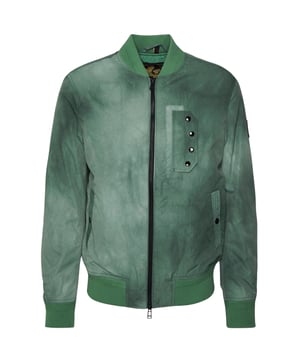 Experimente lo ultimo en versatilidad y estilo con la chaqueta verde Belstaff. Esta chaqueta le permite hacer una transicion sin esfuerzo de un aspecto informal de un dia a un conjunto de noche elegante. �Mantente acogedor y luce increible con esta chaqueta imprescindible! Material: 78% de poliester, 22% de poliamida, relleno: 100% de poliester, concha de ondulacion, repelente de agua, a prueba de viento, insignia de marca liviana en la manga izquierda, liviano, elastico, cintura, cuello y manga en el cuello redondo, dise�o lavado, zip zip Cierre, estilo de la chaqueta verde: parametro grafico verde