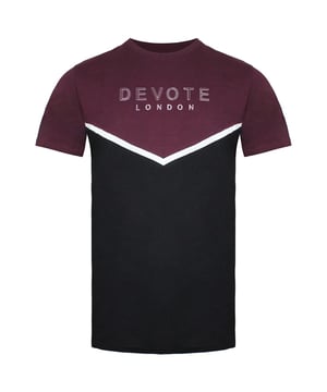 Het Devote London Conrad Heren Zwart/Bourgondië T-shirt is een veelzijdig kledingstuk dat je zowel omhoog als omlaag kunt dragen. Het kan gedragen worden met jeans, chino's of shorts voor een casual look. Het kan ook worden aangekleed met een blazer of een geklede broek voor een formelere look.

Het t-shirt is gemaakt van een zachte en lichtgewicht katoenmix die perfect is om in laagjes te dragen. De ronde hals en relaxte pasvorm maken het een comfortabele en stijlvolle optie voor dagelijks gebruik. De zwart met bordeauxrode kleur is een klassieke en veelzijdige keuze die je met allerlei andere kleuren kunt dragen.

Het t-shirt heeft een Devote London logopatch op de borst. Het logo is klein en ingetogen, zodat het niet afdoet aan de algehele look van het t-shirt.

Het t-shirt kan in de wasmachine, dus het is makkelijk te onderhouden. Het is ook een relatief betaalbaar t-shirt, dus het is een goede prijs-kwaliteitverhouding.

Over het geheel genomen is het Devote London Conrad Mens Black/Burgundy T-shirt een goede keuze voor mannen die op zoek zijn naar een stijlvol en comfortabel T-shirt dat perfect is om elke dag te dragen. Het is een goede optie voor mannen die een relaxte pasvorm en een ronde hals willen.