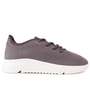 Geniet met een geweten van mode en uw training. met de Rumex Runner van V.GAN. De sportieve hardloopstijltrainer is gemaakt van duurzaam en ethisch geproduceerde materialen en is door PETA goedgekeurd. Dit veganistische basisstuk is prachtig afgewerkt met een waterdicht bovenwerk in gebreide stijl en een lichtgewicht. dempende EVA-zool.