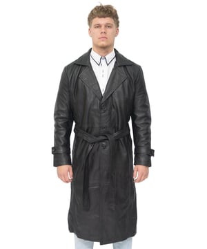 Stap in tijdloze elegantie met onze leren herentrenchcoat over de hele lengte. Deze jas is gemaakt van ultrazacht schapennappaleer en omhult je met luxueus comfort. De jas heeft een strak en verfijnd ontwerp, met twee verticale buitenzakken in de taille die een vleugje functionaliteit toevoegen. De tailleriem accentueert het silhouet, accentueert uw vorm en voegt een stijlvol element toe aan de jas. Met zijn single-breasted ontwerp en drie knopen straalt deze jas een klassieke charme uit die nooit uit de mode raakt. De ingekerfde kraag in overhemdstijl en de manchetten met knoopriem voegen verfijnde details toe, terwijl de enkele split aan de achterkant zorgt voor bewegingsvrijheid. Ervaar het toppunt van verfijning met onze leren trenchcoat over de volledige lengte, een veelzijdige en tijdloze toevoeging aan je garderobe. • Gemaakt van ultrazacht schapennappaleer voor superieur comfort. • Twee verticale buitenzakken op de taille voor extra functionaliteit. • Tailleriem voor een getailleerde pasvorm en stijlvol accent. • Ontwerp met één rij knopen en drie knopen voor klassieke charme. • Ingekerfde kraag in overhemdstijl en manchetten met knoopriem voor verfijnde details.