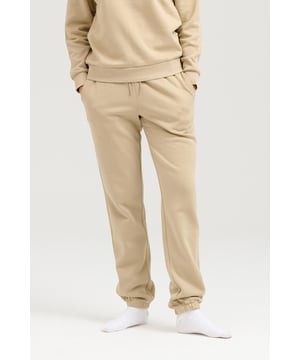 Diese bequemen Jogginghosen von TeeShoppen sind perfekt für Gemütlichkeit und Entspannung. Wenn Sie den Komfort nicht dem Stil opfern wollen, dann ist diese weiche Jogginghose absolut perfekt für Sie. Entgegen der Meinung vieler Menschen können Jogginghosen stilvoll und modern getragen werden - auch außerhalb des Hauses. Hier sehen Sie eine Hose in der Farbe dunkelbeige.

Welche Größe hat die Hose? Die Hosen können in folgenden Größen ausgewählt werden: XS, S, M, L, und XL. Die Größen sind für Frauen angepasst.

Über TeeShoppen: Bei TeeShoppen glauben wir nicht immer, dass Preis und Qualität Hand in Hand gehen, und wir wollen das beweisen. Mit unserem Sortiment möchten wir Ihnen die Möglichkeit geben, Ihre Garderobe mit einfachen und gleichzeitig modernen Kleidungsstücken zu ergänzen. Und sie ist nicht langweilig, nur weil sie einfach ist. Unsere Kleidungsstücke sind so konzipiert, dass sie für eine Vielzahl von Anlässen geeignet sind und gleichzeitig aus hochwertigen Materialien hergestellt werden, die einen hohen Tragekomfort gewährleisten. Sie suchen nach einem Ort, an dem Sie zeitlose Kleidung für Männer und Frauen finden? Dann ist TeeShoppen die richtige Adresse für Sie. Wir sind spezialisiert auf den Verkauf von Basiskleidung. Bei uns zahlen Sie nicht für teure Marken und Kosten, sondern nur für Qualität und Service. Wir erweitern ständig unser Sortiment, so dass Sie bei uns immer die neueste Mode kaufen können.