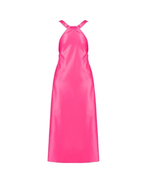 Largo vestido, perfecto para eventos elegantes, adornado con una sutil abertura que le da un carácter único y permite descubrir sutilmente la espalda, creando una silueta impresionante y sensual.

Con un corte en la espalda, que no solo es un detalle de moda, sino que también proporciona una brisa de frescura durante las noches de verano, manteniendo al mismo tiempo la clase y la elegancia del atuendo.

Atado en la parte trasera, lo que permite un ajuste perfecto del vestido al cuerpo, destacando la cintura y añadiendo un toque personal dependiendo de cómo se ate - suelto o más ajustado.

Hecho de un producto de alta calidad, lo que garantiza no solo durabilidad y resistencia a las arrugas, sino también comodidad al vestir gracias a la suavidad y la ligereza del material, que se acomoda suavemente sobre el cuerpo.