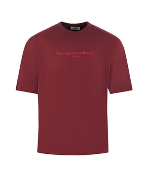 Mantengase elegante con esta camiseta patinadora blanca. Con un mensaje iconico a lo largo del cofre, esta camiseta seguramente sera un iniciador de conversacion. �Muestra tu estilo unico! Logotipo de estampado pequeno en blanco, como fue su logotipo de entrega en el frontal de color rojo oscuro blanquecino, ajuste de skate, ajuste regular 100% algodon, hecho en Portugal, cuello de la tripulacion, codigo de estilo de manga corta: OMAA120F23JER0042829