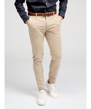 De originele Performance Pants™ zijn broeken met een stijlvolle uitstraling en uitstekende functionaliteit, zodat je de hele dag door kunt genieten van uitstekend comfort. Als je een stijlvolle en comfortabele look wilt bereiken, kies dan voor deze khaki broeken, omdat ze goed passen in elke garderobe en bij elke outfit. Als je hoge eisen stelt aan de functionaliteit en kwaliteit van je kleding, dan is de Perform Collection van TeeShoppen de juiste plek voor jou om te kijken. We hebben deze collectie ontwikkeld om de beste kleding voor jou te maken, gebruikmakend van materialen die zacht, comfortabel en rekbaar zijn, zodat je ze de hele dag kunt dragen.

Hier zie je broeken in de kleur khaki.

De broeken zijn slim fit. Het model is ook verkrijgbaar in Regular fit.

Welke maat hebben de broeken? Broeken kunnen worden geselecteerd in 35 verschillende maten. Zie en kies de maat onder "maat". De maten zijn aangepast voor mannen.

Over TeeShoppen: Bij TeeShoppen hebben we ons eigen productassortiment ontwikkeld. Het doel van ons assortiment is om je de mogelijkheid te geven om je garderobe aan te vullen met kleding die zowel basic als modern is. Maar ook al zijn de kleren basic, we hebben niet ingeboet op kwaliteit of ontwerp. Onze kleren zijn ontworpen om te werken voor verschillende gelegenheden, terwijl ze gemaakt zijn van kwaliteitsmaterialen die ervoor zorgen dat ze comfortabel zijn om te dragen. Wil je een tijdloze leverancier van mode voor zowel mannen als vrouwen? Dan ben je bij TeeShoppen aan het juiste adres. Bij TeeShoppen betaal je niet voor dure merken en kosten, alleen voor kwaliteit en service, wat voor ons belangrijk is. En net zoals de modewereld voortdurend verandert, breiden wij ook voortdurend ons assortiment uit.