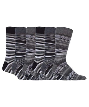 Sommigen zeggen dat gestreepte sokken het bovenkantpunt zijn van voetmode voor mannen... maar wat is een stijlvol paar voeten waard als ze comfortabel zijn ? Met onze eigen sokken van het merk Sock Snob krijgen je voeten het plezier om tegelijkertijd trendy en comfortabel te zijn dankzij de slimme creatieve technologieën van Sock Snob. Er zijn 3 redenen waarom je voeten het hele jaar door comfortabel kunnen zijn in onze sokken. Ten eerste is er een ontwerp in honingraatstijl aan de bovenkant van de sok geplaatst om drukpunten en vernauwingsringen rond de benen te verminderen, zo geweldig voor degenen die alledaagse sokken nodig hebben om de bloedsomloop te bevorderen. We hebben ook een hoog katoengehalte van 80% in onze merksokken, die je voeten de hele dag in een natuurlijke zachtheid omringen. 80% katoen betekent ook een hoog vochtafvoerend vermogen en temperatuurregeling, waardoor je voeten warm blijven in de winter en koel in de zomer. Er zijn ook 7 moderne stijlen om uit te kiezen, 5 gestreepte stijlen genoemd naar iconische steden met nog eens 2 stijlen in effen zwart en zwart, marineblauw en grijs. Deze sokken zijn machinewasbaar en worden geleverd in een verpakking van 6 paar.