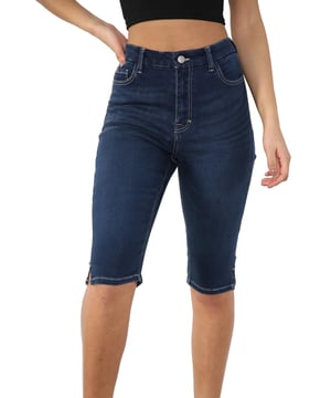 MYT Magic Shaping denim shorts voor dames met hoge taille. - . Gesplitste zomen zijn comfortabel en het is ook mogelijk om de zoom op te rollen. - . Magische vormgeving en superieur comfort. - . Knoop- en ritssluiting. - . Toegevoegde stretch, hoge taille. - . Magic Shorts gemaakt van premium bi-stretchstof voor ondersteuning. - . Ideaal voor casual, vakantie-, zomer- en strandkleding.
